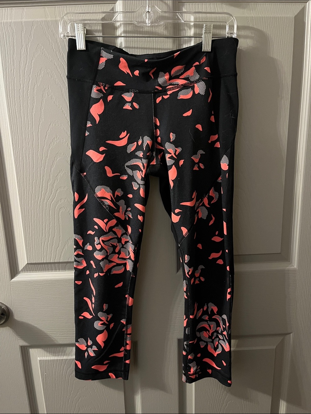 7/$20Under Armour Black Capris with Coral Floral Pattern 7/$20
